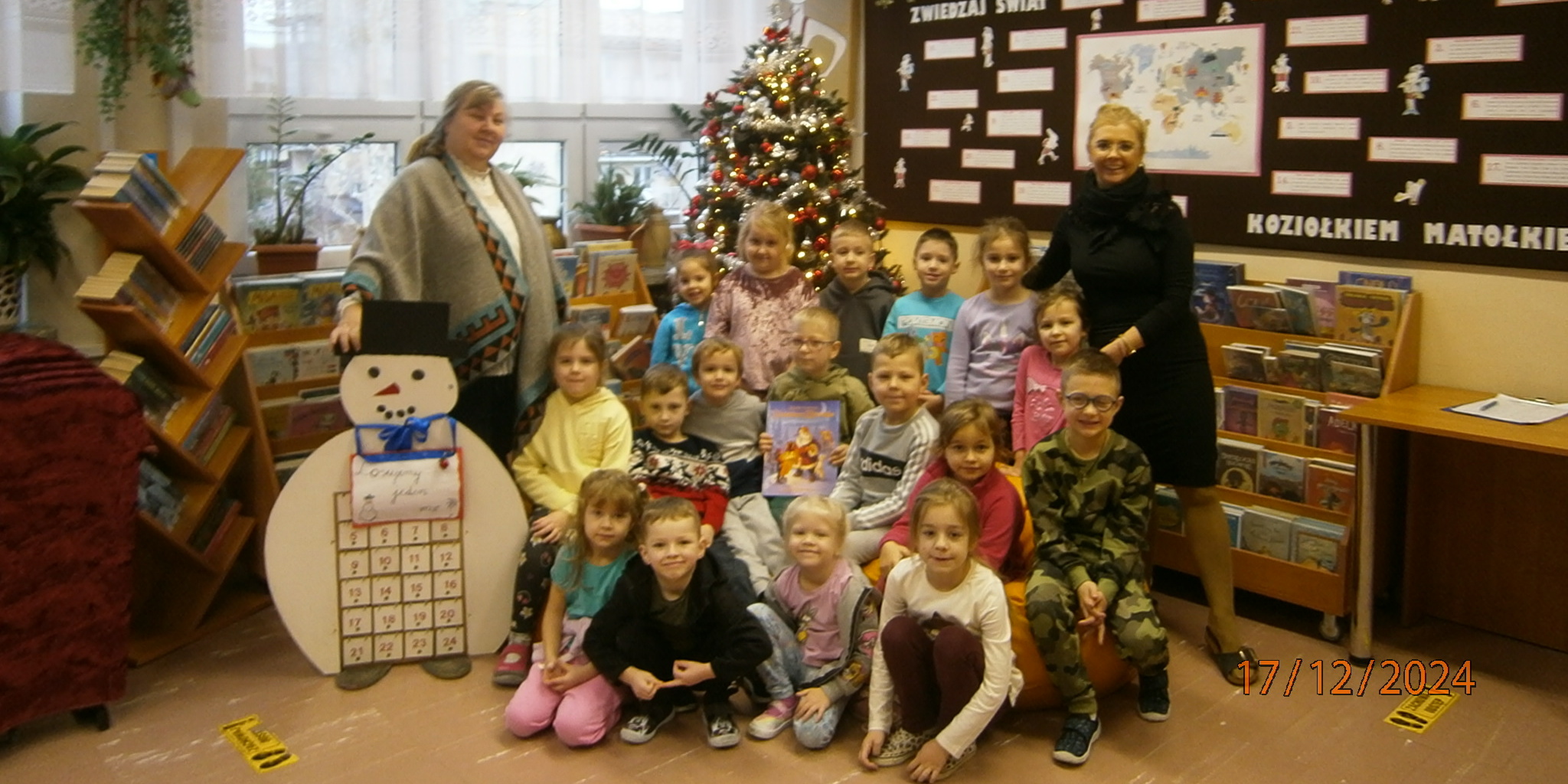 Krasnoludki w bibliotece.JPG