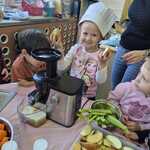 Zdrowo i kolorowo – Żabki robią sok owocowy! (6).jpg