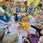 Zdrowo i kolorowo – Żabki robią sok owocowy! (28).jpg