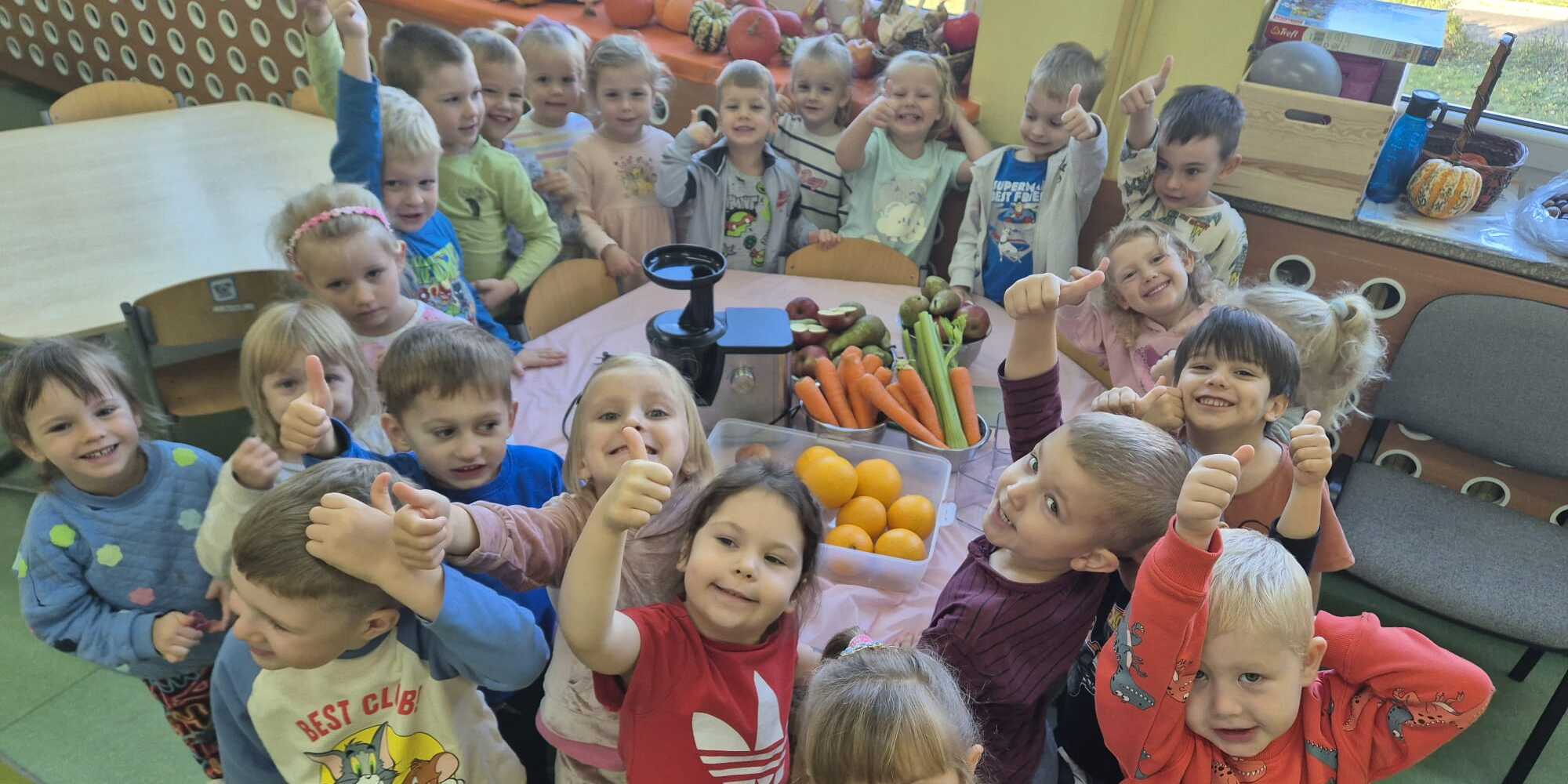 Zdrowo i kolorowo – Żabki robią sok owocowy! (30).jpg