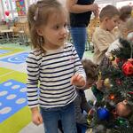 Naszą pierwszą choinką w przedszkolu (9).jpg
