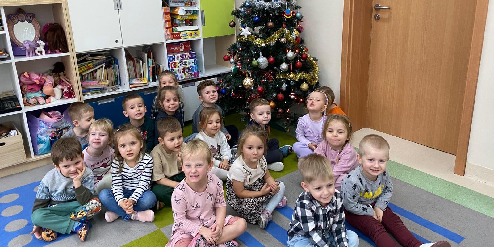 Naszą pierwszą choinką w przedszkolu (20).jpg