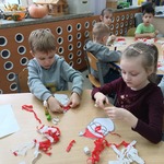 Sprawne rączki Pszczółek wycinały i wyklejały portrety Św. Mikołaja (4).jpg