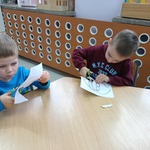 Sprawne rączki Pszczółek wycinały i wyklejały portrety Św. Mikołaja (3).jpg
