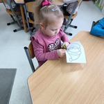 Sprawne rączki Pszczółek wycinały i wyklejały portrety Św. Mikołaja (2).jpg