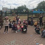 pszczoły dekorują chodnik  (1).jpg