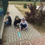 pszczoły dekorują chodnik  (2).jpg