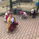 pszczoły dekorują chodnik  (4).jpg