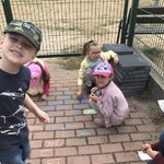pszczoły dekorują chodnik  (6).jpg