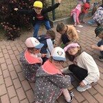 pszczoły dekorują chodnik  (7).jpg