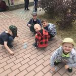 pszczoły dekorują chodnik  (9).jpg