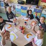 Dzieci malują farbami używając jesiennych kolorów.jpg