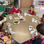 Dzień Zdrowego Śniadania. Dzieci jedzą śniadanie. Dzieci wybierają  (3).jpg