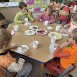 Dzień Zdrowego Śniadania. Dzieci jedzą śniadanie. Dzieci wybierają  (5).jpg
