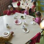 Dzień Zdrowego Śniadania. Dzieci jedzą śniadanie. Dzieci wybierają  (9).jpg
