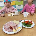 Dzień Zdrowego Śniadania. Dzieci jedzą śniadanie. Dzieci wybierają  (10).jpg