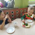 Dzień Zdrowego Śniadania. Dzieci jedzą śniadanie. Dzieci wybierają  (12).jpg