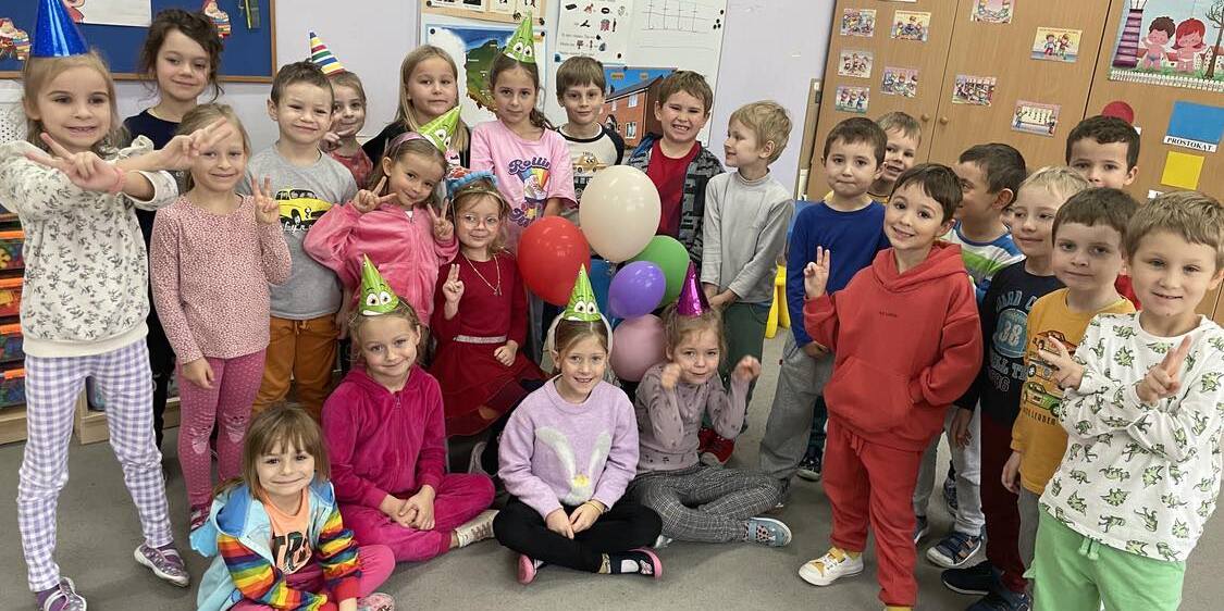 Dzieci świetują urodziny. Trzymją balony (1).jpg