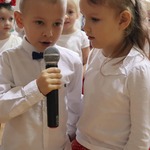 Narodowe Święto Niepodległości. Dzieci śpiewają i recytują.  (1).jpg