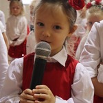 Narodowe Święto Niepodległości. Dzieci śpiewają i recytują.  (3).jpg