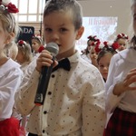 Narodowe Święto Niepodległości. Dzieci śpiewają i recytują.  (5).jpg