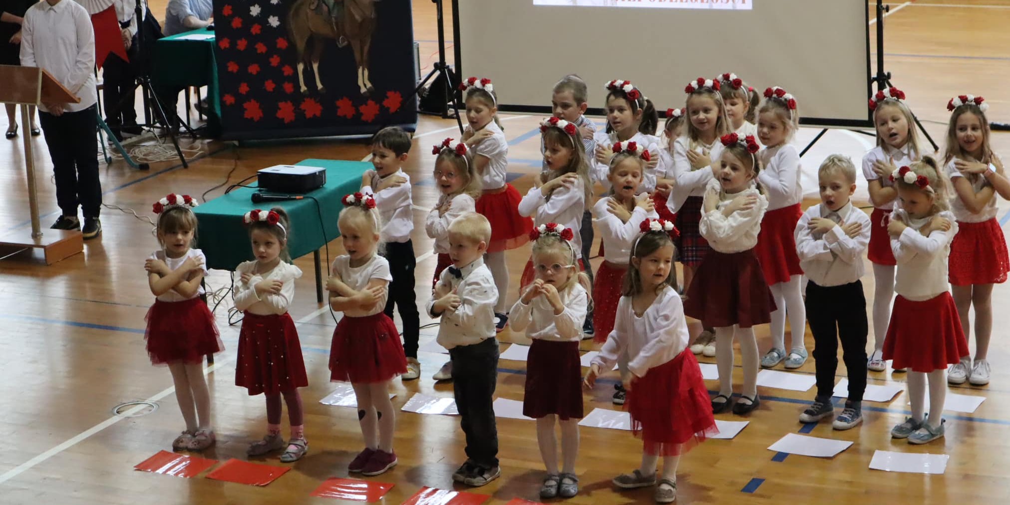 Narodowe Święto Niepodległości. Dzieci śpiewają i recytują.  (2).jpg