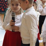 Narodowe Święto Niepodległości. Dzieci śpiewają i recytują.  (7).jpg
