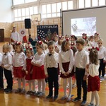 Narodowe Święto Niepodległości. Dzieci śpiewają i recytują.  (6).jpg