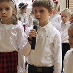 Narodowe Święto Niepodległości. Dzieci śpiewają i recytują.  (8).jpg