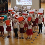 Narodowe Święto Niepodległości. Dzieci śpiewają i recytują.  (10).jpg