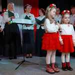 Dwie dziewczynki ubrane na biało czerwono_ stoją na scenie.  Recytują wiersz patriotyczny.  (3).jpg