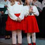 Dwie dziewczynki ubrane na biało czerwono_ stoją na scenie.  Recytują wiersz patriotyczny.  (5).jpg