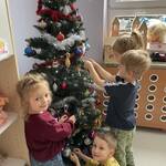 Przystrajamy sale przed Świętami (1).jpg