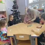 Nauka nawlekania ozdób świątecznych (4).jpg