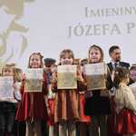 Nagrodzone dzieci trzymają dyplomy.jpg