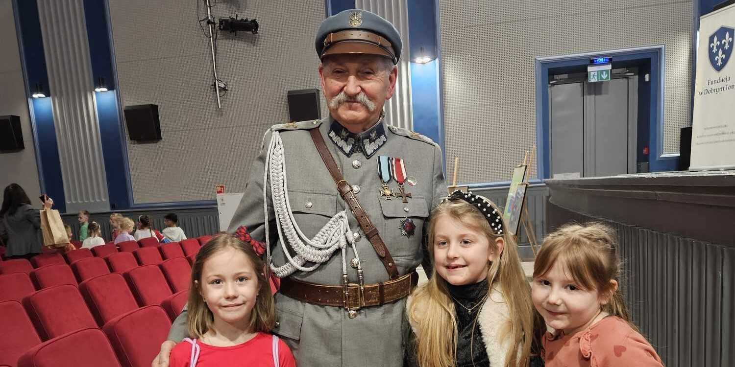 Dzieci stoją z Marszałkiem Piłsudskim.jpg
