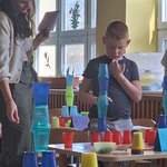 Nauczycielka i chłopiec patrzą na wieżę z kolorowych kubków..jpg